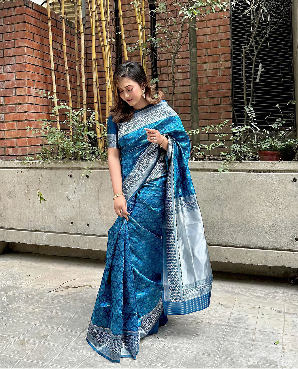Graceful Blue Jacquard Saree – Premium Woven Design & Elegant Festive Style