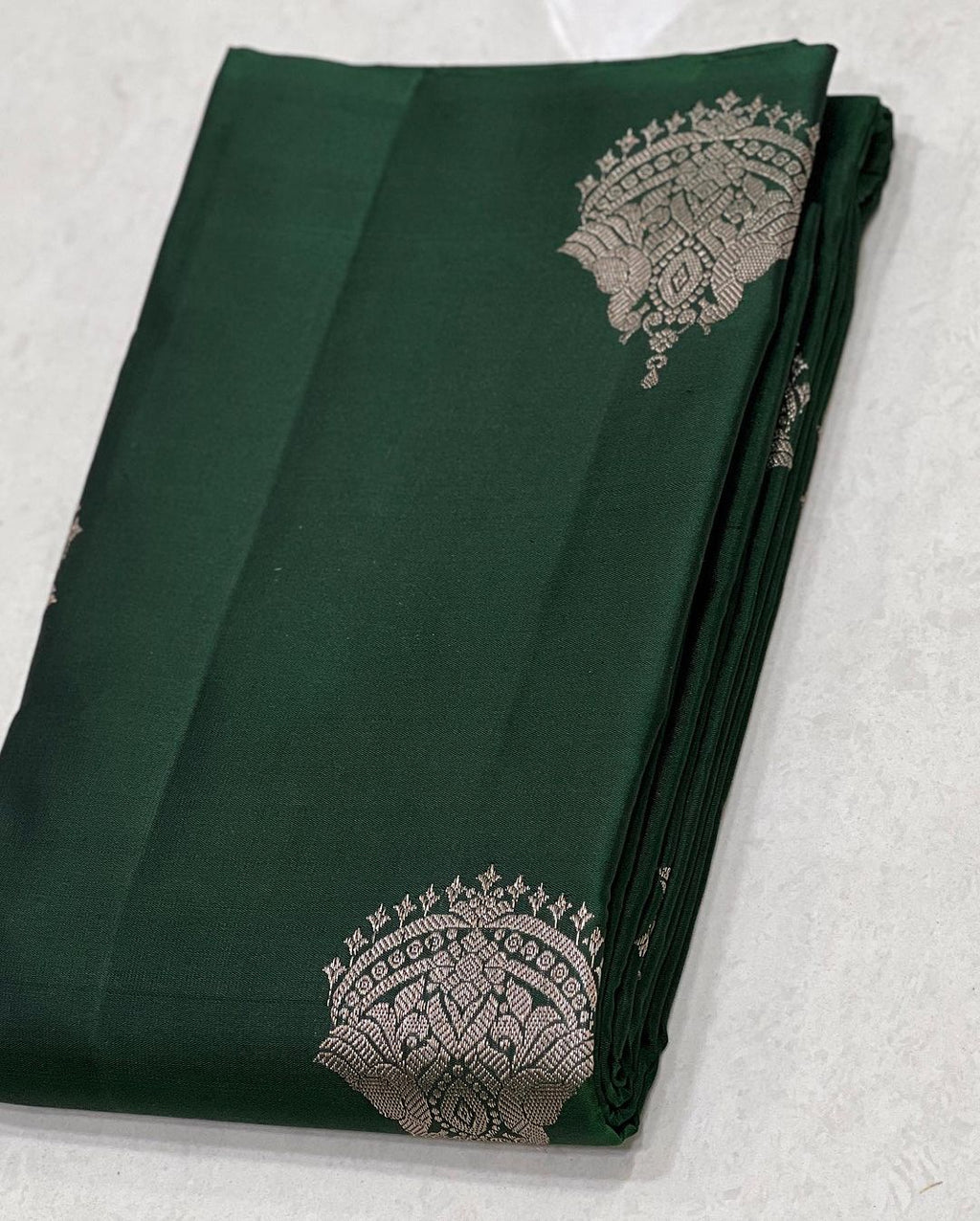 Graceful Mahendi Green Jacquard Saree – Elegant Traditional Indian Wear for Women