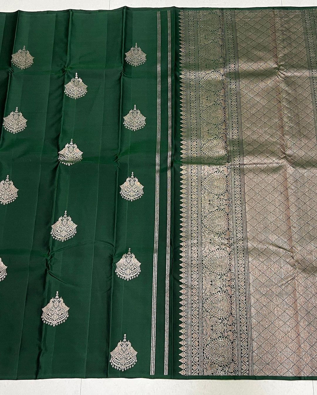 Graceful Mahendi Green Jacquard Saree – Elegant Traditional Indian Wear for Women