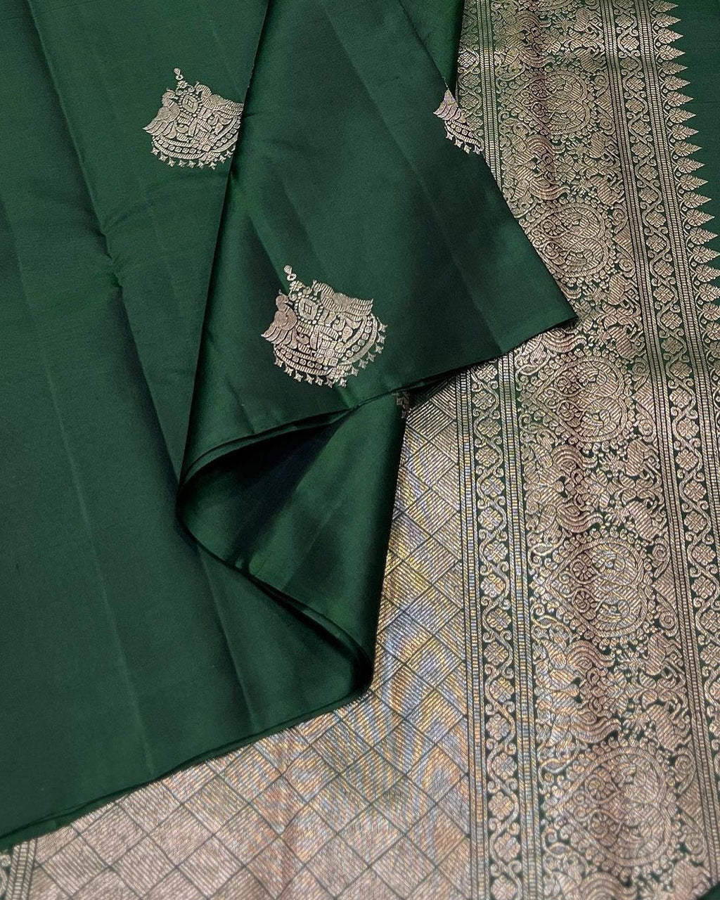 Graceful Mahendi Green Jacquard Saree – Elegant Traditional Indian Wear for Women