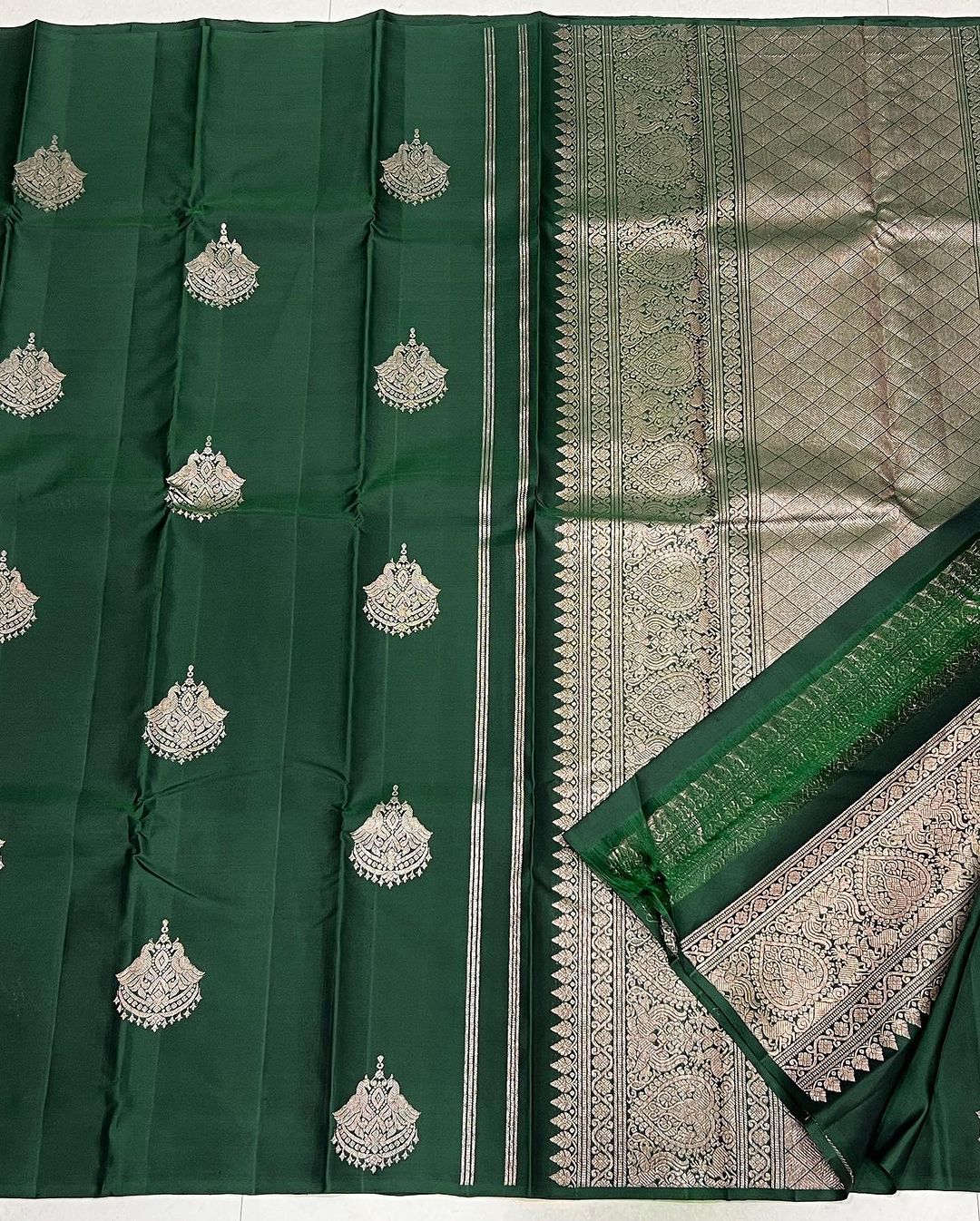 Graceful Mahendi Green Jacquard Saree – Elegant Traditional Indian Wear for Women