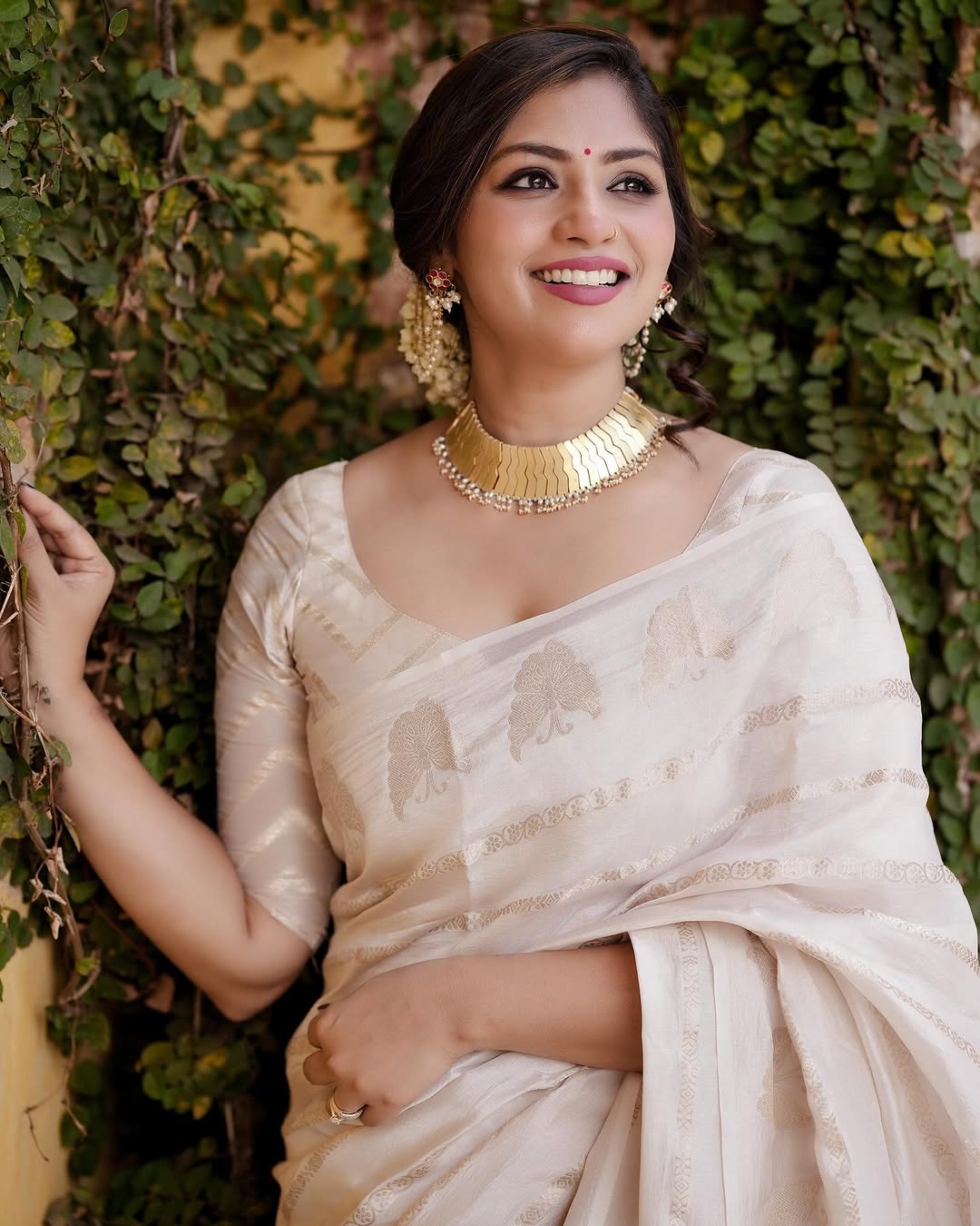Elegant Off-White Jacquard Saree