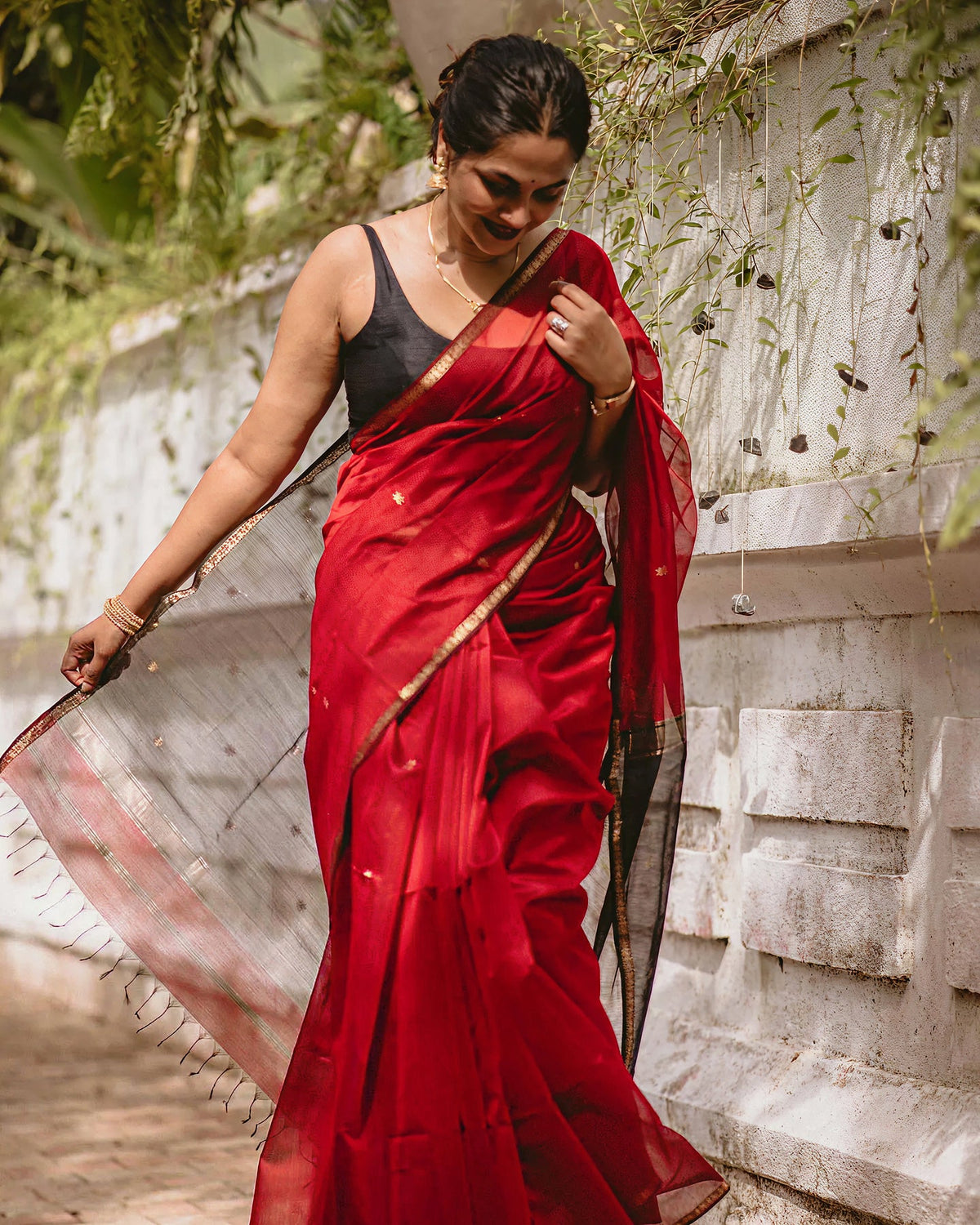 Red Jacquard Saree – Festive, Elegant & Premium Ethnic Wear