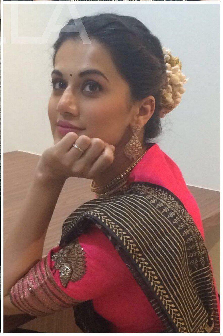 Adorable Black colored Partywear Linen Designer Printed Saree