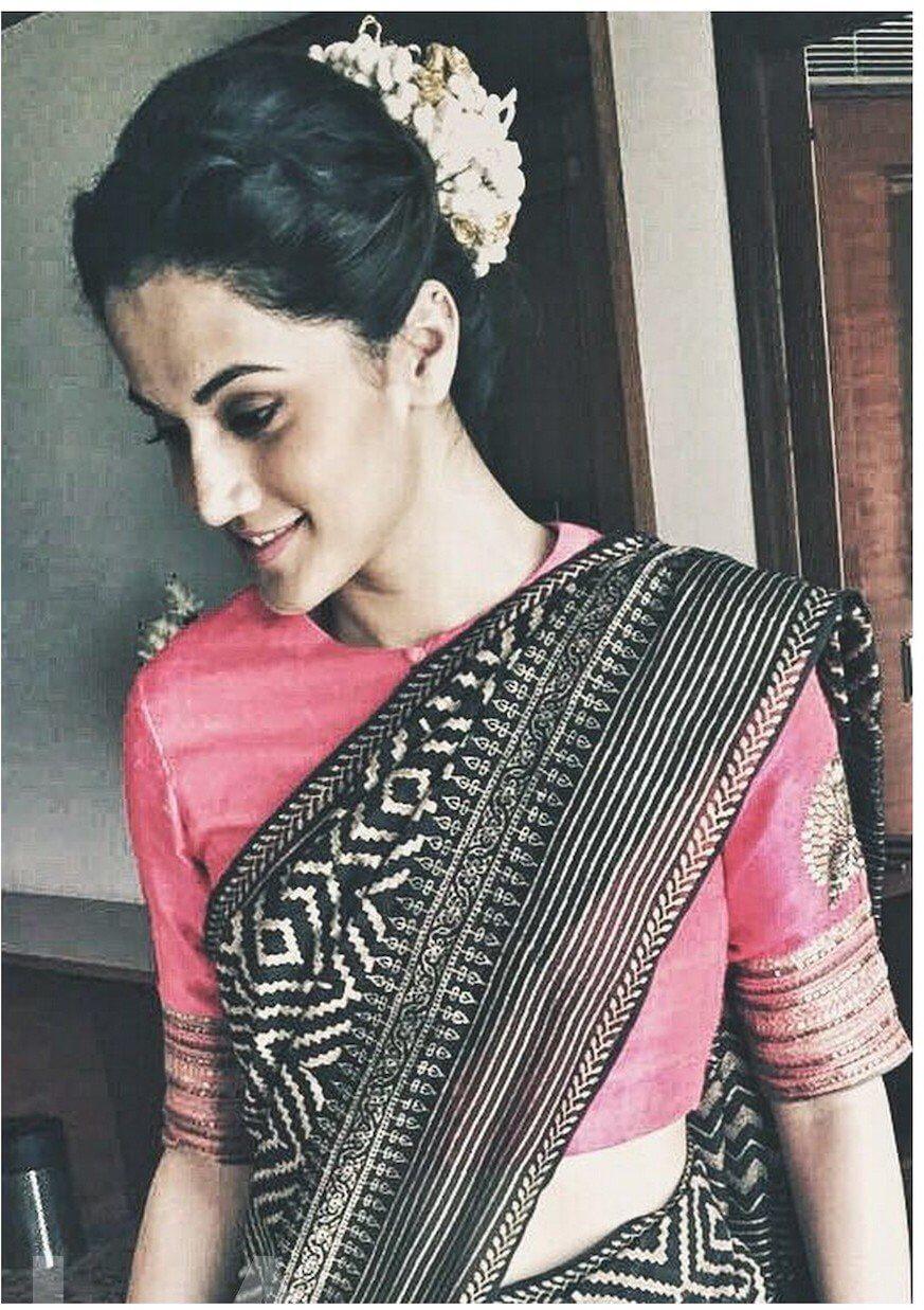 Adorable Black colored Partywear Linen Designer Printed Saree
