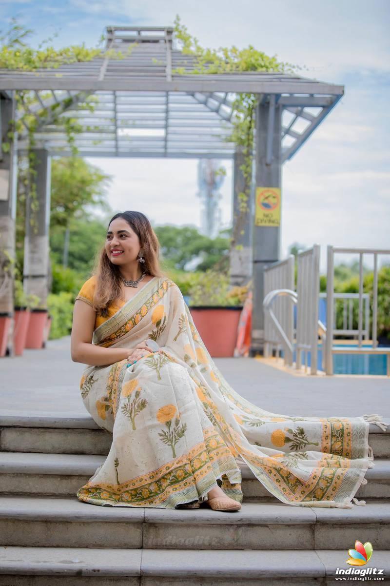 Adorable White Colored Printed  Pure Linen Saree For Women